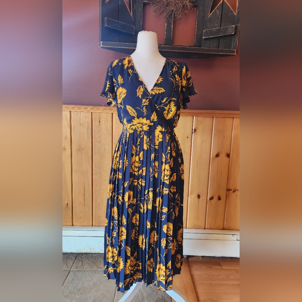 J. CREW Pleated Midi Wrap Dress Navy + Gold Floral Size 2 - Picture 2 of 11